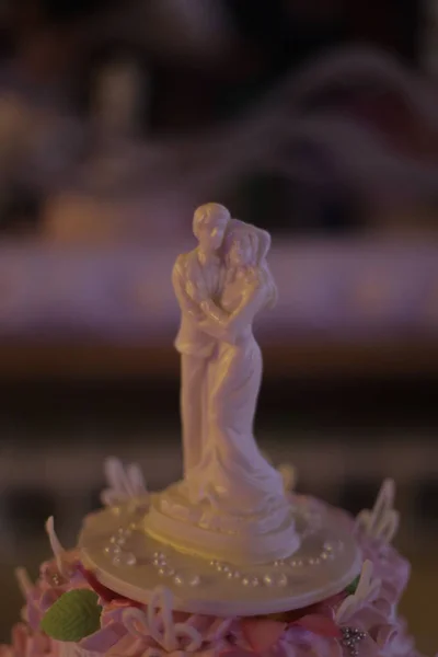 Bridal Figures Decorate Wedding Cake — Stock Photo, Image