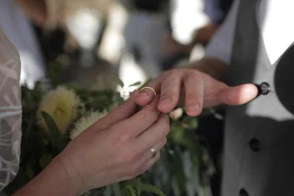 gelin nişanlısı bir alyans koyar