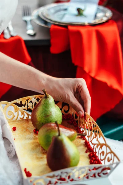 Mujer Sosteniendo Una Cesta Calada Con Tres Peras — Foto de Stock