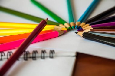 On beş çok renkli kalemler etrafında yatıyor ve bir kağıt beyaz levhalar üzerinde üstte