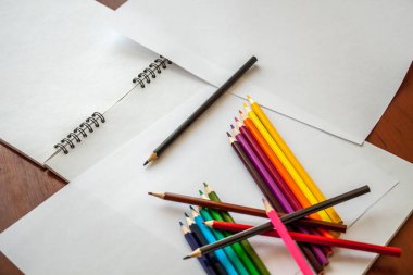 renkli kalemler Kağıt beyaz levhalar üzerinde yatıyor