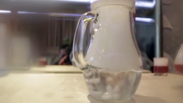 Trockeneis Einem Transparenten Wasserkrug — Stockvideo