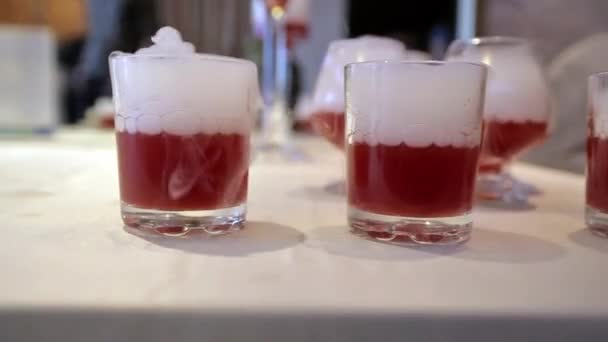 带红色饮料和干冰蒸汽的玻璃杯 — 图库视频影像