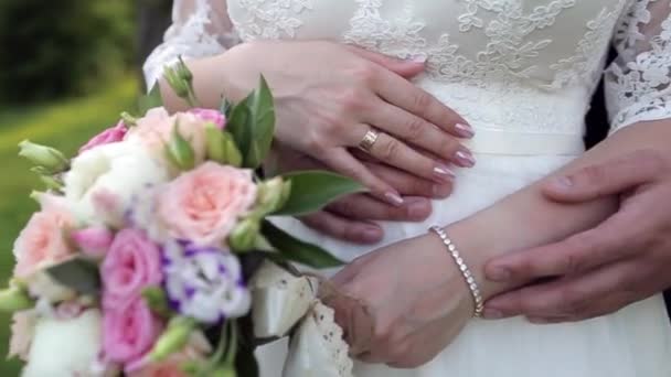 Γαμπρός Αγκαλιάζει Νύφη Νύφη Κρατά Ένα Μπουκέτο Κάμερα Κινείται Στο — Αρχείο Βίντεο