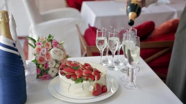 Tafel Zijn Een Taart Met Aardbeien Hart Cakes Een Bruiden — Stockvideo