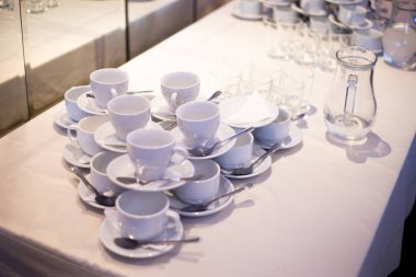 tabaklar üzerinde çay bardağı bir slayt