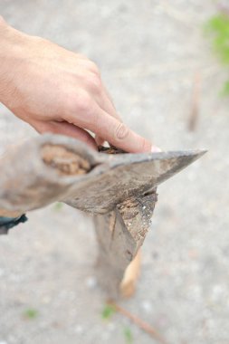 adam eski bir balta ile odun doğrama