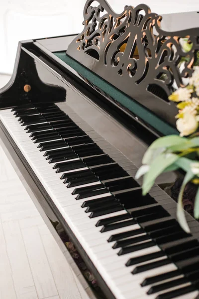 Klavier Mit Offenen Tasten Geschmückt Mit Einem Strauß Weißer Rosen — Stockfoto