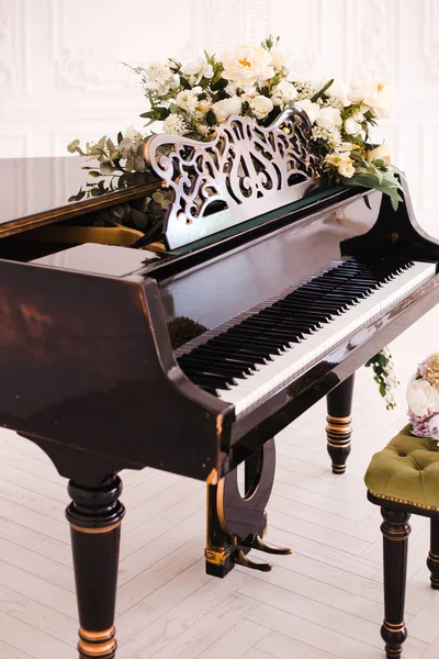 Piano Clés Ouvertes Orné Bouquet Roses Blanches — Photo