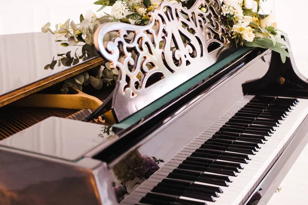 Piano Com Teclas Abertas Decorado Com Buquê Rosas Brancas — Fotografia de Stock