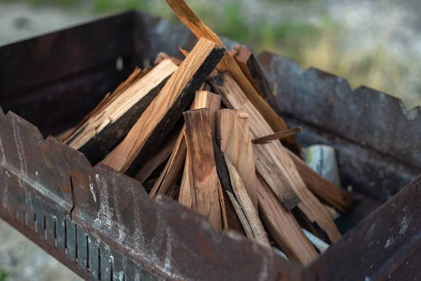 mangalda kindling için yığılmış odun