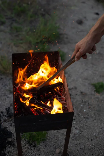 odun bir barbekü yanıyor