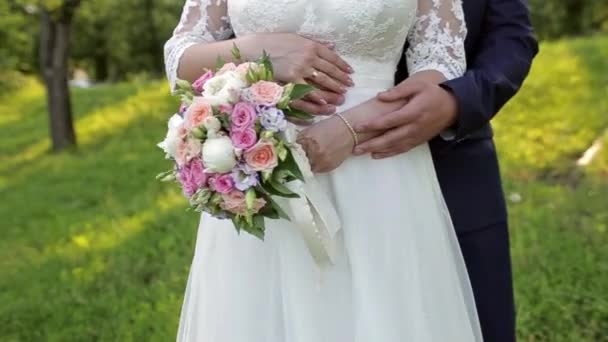 Ženich Podrží Nevěstu Nevěsta Kytici Kamera Pohybuje Úrovni Pásu Zobrazuje — Stock video