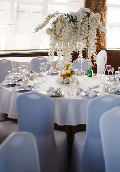 Bankett Kerek Asztalok Díszített Egy Csokor Fehér Virágokkal Asztalok Közepén — Stock Fotó