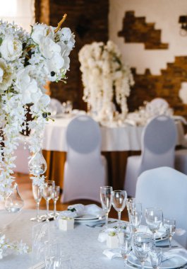 ziyafet yuvarlak masalar, beyaz çiçek bir buket ile dekore