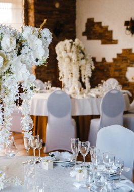 ziyafet yuvarlak masalar, beyaz çiçek bir buket ile dekore