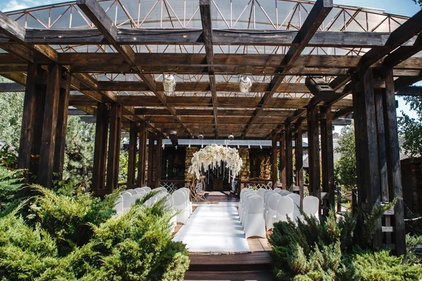 tüm rüzgarlara açık bir binada düğün töreni için yer