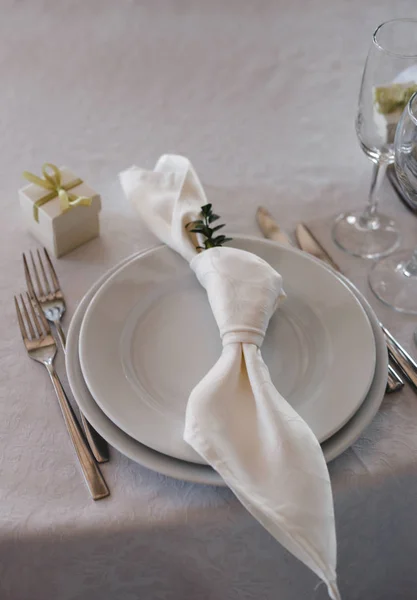 Tischdekoration Teller Gabeln Messer Geknüpfte Serviette Gläser Kleine Geschenkbox — Stockfoto