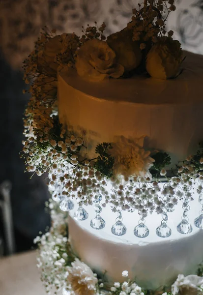 Háromszintes Esküvői Torta Dekoratív Állványon Lógó Szintekkel — Stock Fotó