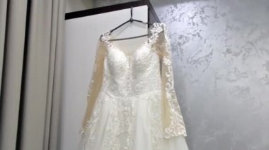 Kamera gelinliğin üzerinden uçar ve nakışlarını gösterir.