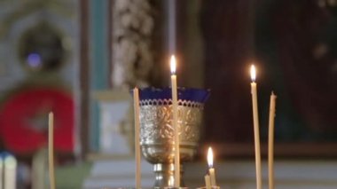 Mumlar kilise şamdanında