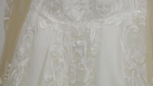 照相机掠过婚纱 显示它的绣花效果 — 图库视频影像