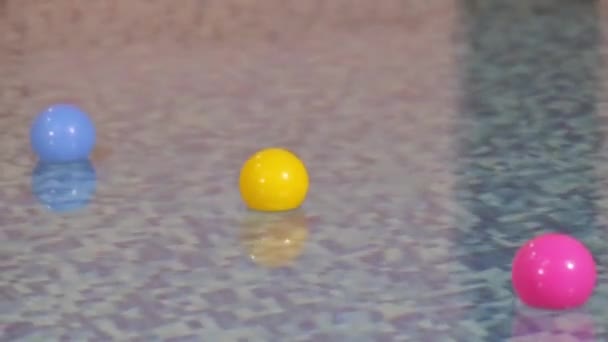 Красный Желтый Синий Пластиковые Шарики Качели Легких Волнах Бассейне — стоковое видео