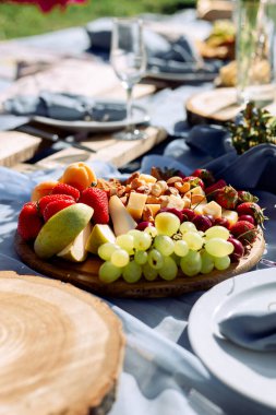 Tahta tepside meyve ve peynir