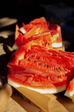 Birkaç dilim karpuz.
