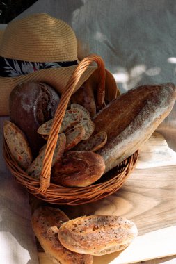 Hasır sepet, el yapımı ekmek, kesme tahtası, hasır şapka