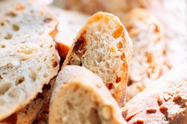 Fındıklı el yapımı ekmek dilimleri.