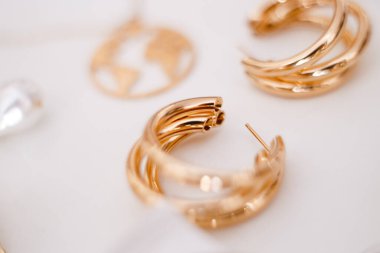 Altın dekoratif küpeler odak dışı