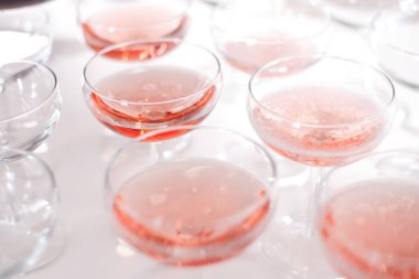 kırmızı köpüklü şarap birkaç kadehte