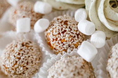 Susamlı, kremalı ve şekerli kekler.