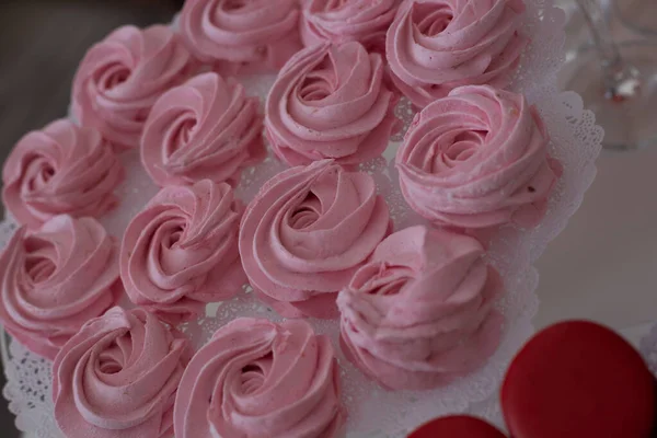 ピンクのメレンゲが透かし彫りの紙のナプキンに花の形をしています — ストック写真