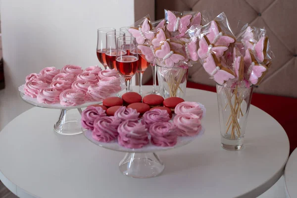 Dulces Sobre Mesa Meringues Macarones Sobre Las Costas Cristal Galletas —  Fotos de Stock