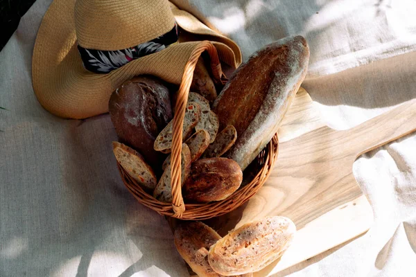 Wiklinowy Kosz Ręcznie Robionym Chlebem Deska Krojenia Słomkowy Kapelusz — Zdjęcie stockowe