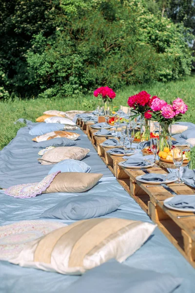 Picknickbord Blå Toner För Många Gäster Stockbild