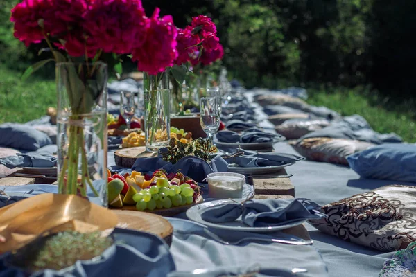 Picknickbord Blå Toner För Många Gäster Royaltyfria Stockfoton