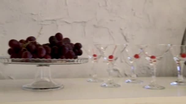 Caméra Passe Devant Une Table Avec Des Verres Cocktail Avec — Video