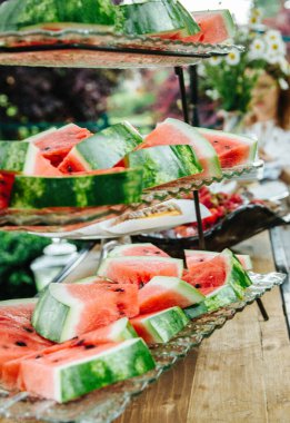 Üç katlı büfede karpuz dilimleri