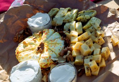 Kağıt üzerinde çeşitli zanaat peyniri