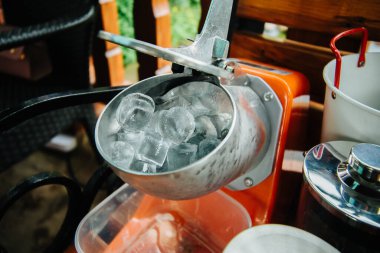 Buz öğütücüsünde buz küpleri