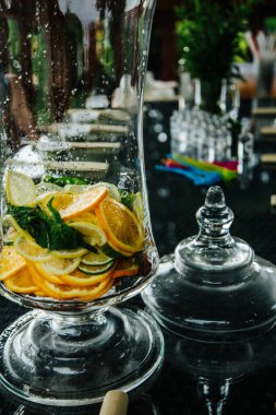 Malzemeleri olan birkaç kişi için masa.