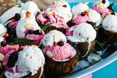 Hindistan cevizi kabuklu böğürtlen ve fındıklı bir sürü dondurma.