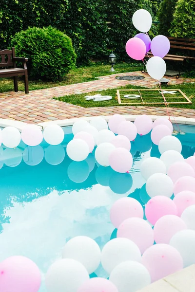 Havuzda beyaz ve pembe balonlar
