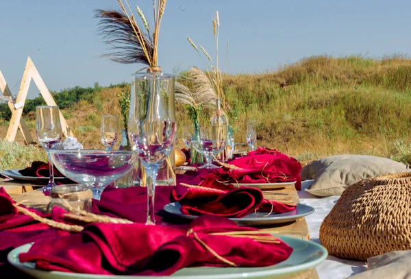 Burgundi Piknik Asztal Sok Vendég Számára — Stock Fotó