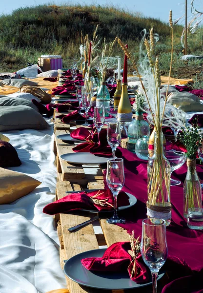 Burgundy piknik masası pek çok konuk için