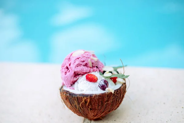 Helado Con Bayas Nueces Cáscara Coco Lado Piscina Imagen De Stock