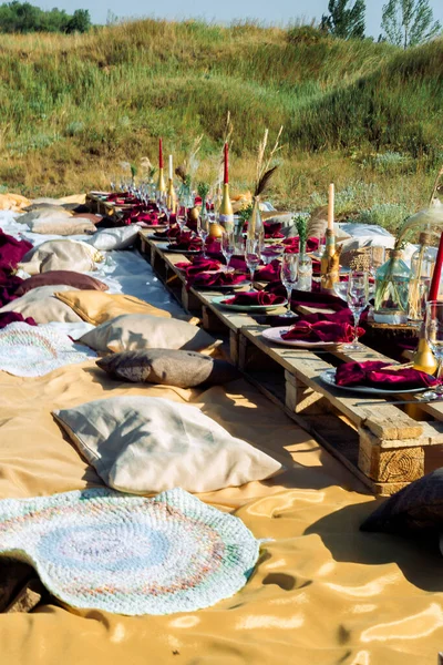 Vinrött Picknickbord För Många Gäster Stockbild